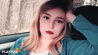 Кӯдаки шаҳвонӣ корти тахфифро шодона мемакад